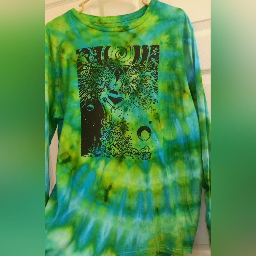 XL long sleeved tye dye w vinyl heat pressed picture